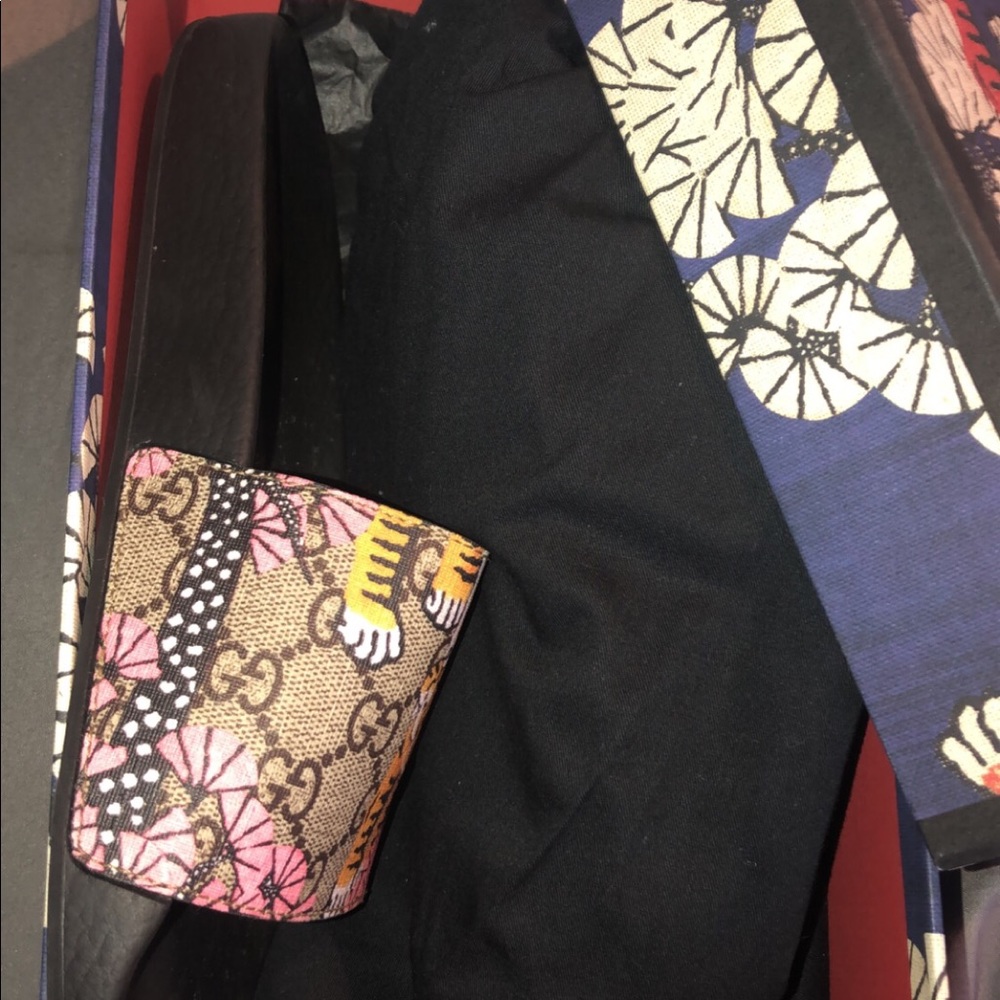 Women’s Gucci slides (GG BLOOMS SUMPREME)